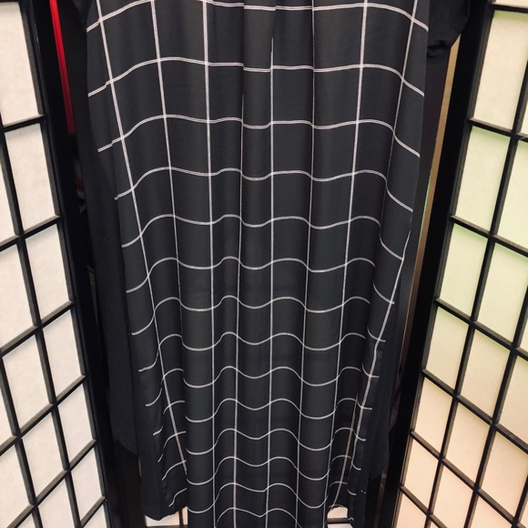 💜 SALE! 3/$15 💜 THE LINE OF STYLE - Hi-Lo Top - Picture 4 of 14